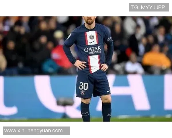 足球明星叉腰自信瞬间展现实力与风采 激励球迷追梦拼搏精神